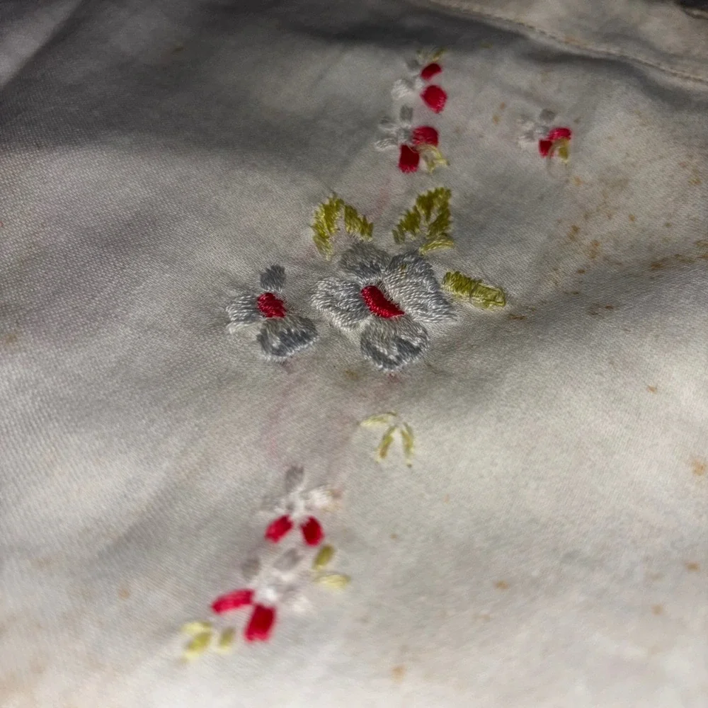Vintage‎ Hand Embroidered Floral White Linen Guest Towel Dresser Scarf 18x11